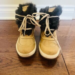 Like new Kimberfeel size 7Tan Fur-Lined Lace-Up Boots